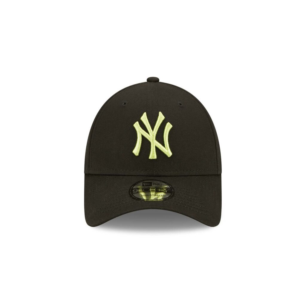 new-york-yankees-league-essentials-black-9forty-adjustable-cap-60292515-center